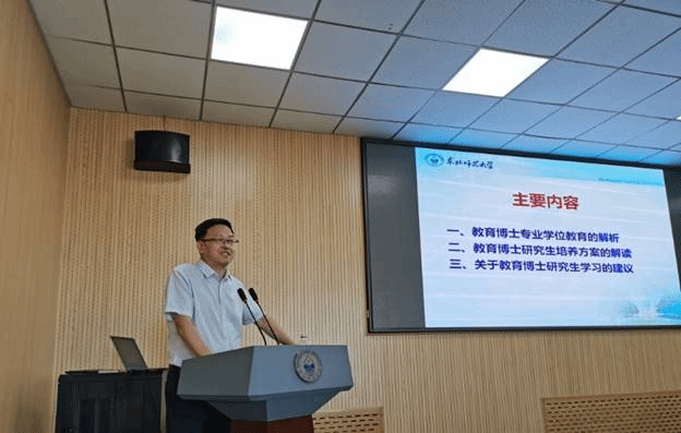 图片包含 室内, 男人, 站, 行李描述已自动生成